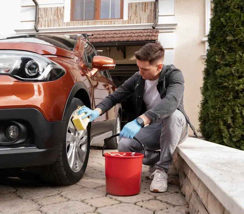 Lavage auto à domicile Vannes-le-Châtel : professionnel intervenant sur un véhicule